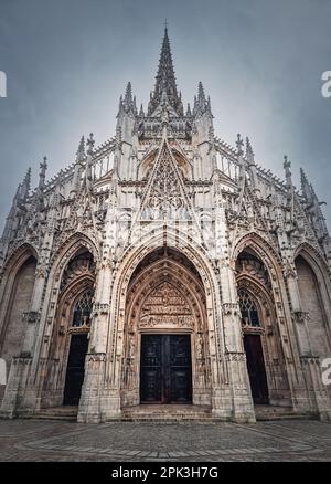 Facciata esterna vista della Chiesa di Saint Maclou di Rouen in Normandia, Francia. Stile architettonico gotico fiammeggiante Foto Stock