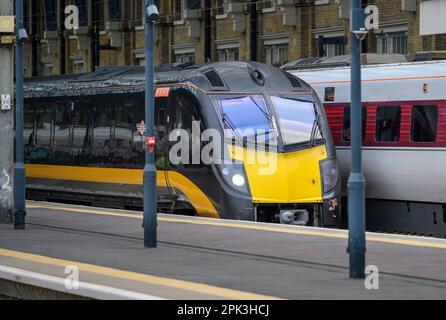 Treno di classe 180 Adelante nella livrea Grand Central alla stazione di Kings Cross, Londra, Inghilterra Foto Stock