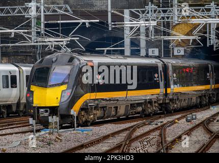 Treno di classe 180 Adelante nella livrea Grand Central alla stazione di Kings Cross, Londra, Inghilterra Foto Stock