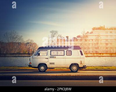 Vecchio furgone parcheggiato sul bordo della strada, sullo sfondo del cielo tramonto, Asnieres sur Seine, sobborgo di Parigi, Francia Foto Stock