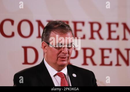 Città del Messico, Messico. 04th Apr, 2023. 04 aprile 2023 a Città del Messico, Messico: Marcelo Ebrard Casaubon, ministro degli Esteri, parla durante la conferenza del presidente del Messico Lopez Obrador di fronte ai giornalisti del palazzo nazionale, il 04 aprile 2023 a Città del Messico, Messico. (Foto di Carlos Santiago/ Eyepix Group/Sipa USA) Credit: Sipa USA/Alamy Live News Foto Stock