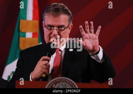 Città del Messico, Messico. 04th Apr, 2023. 04 aprile 2023 a Città del Messico, Messico: Marcelo Ebrard Casaubon, ministro degli Esteri, parla durante la conferenza del presidente del Messico Lopez Obrador di fronte ai giornalisti del palazzo nazionale, il 04 aprile 2023 a Città del Messico, Messico. (Foto di Carlos Santiago/ Eyepix Group/Sipa USA) Credit: Sipa USA/Alamy Live News Foto Stock