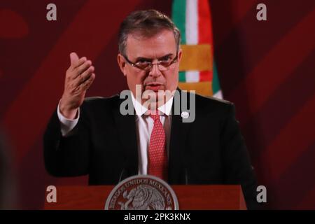 Città del Messico, Messico. 04th Apr, 2023. 04 aprile 2023 a Città del Messico, Messico: Marcelo Ebrard Casaubon, ministro degli Esteri, parla durante la conferenza del presidente del Messico Lopez Obrador di fronte ai giornalisti del palazzo nazionale, il 04 aprile 2023 a Città del Messico, Messico. (Foto di Carlos Santiago/ Eyepix Group/Sipa USA) Credit: Sipa USA/Alamy Live News Foto Stock