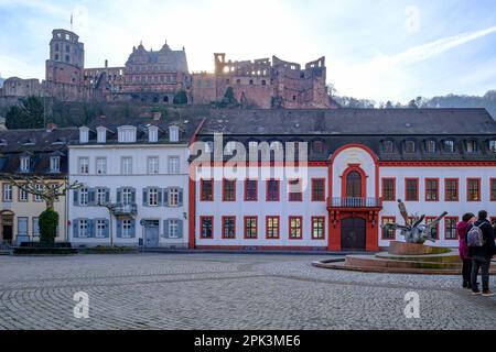 Heidelberg, Baden-Württemberg, Germania, Europa, piazza Karlsplatz con vista sul castello di Heidelberg. Foto Stock