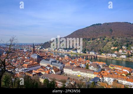 Vista panoramica dalle rovine del Castello di Heidelberg sul centro storico e sul fiume Neckar, Heidelberg, Baden-Württemberg, Germania, Europa. Foto Stock
