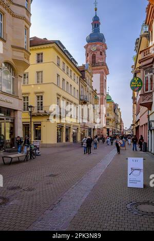 Heidelberg, Baden-Württemberg, Germania, Europa, vivace strada sulla Hauptstrasse con vista principale alla Chiesa luterana della Provvidenza. Foto Stock