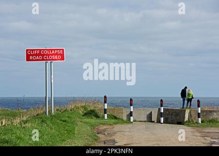 Segno di avvertimento di erosione di scogliera vicino a Skipsea, East Yorkshire, Inghilterra Regno Unito Foto Stock