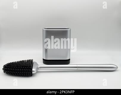 Set di spazzole igienica in silicone isolate su sfondo bianco. Concetto di prodotto per la pulizia della casa. Foto Stock