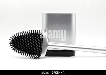 Set di spazzole igienica in silicone isolate su sfondo bianco. Concetto di prodotto per la pulizia della casa. Foto Stock