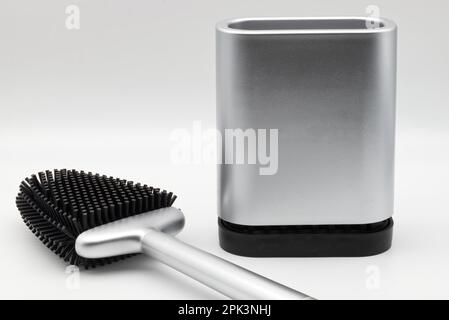 Set di spazzole igienica in silicone isolate su sfondo bianco. Concetto di prodotto per la pulizia della casa. Foto Stock