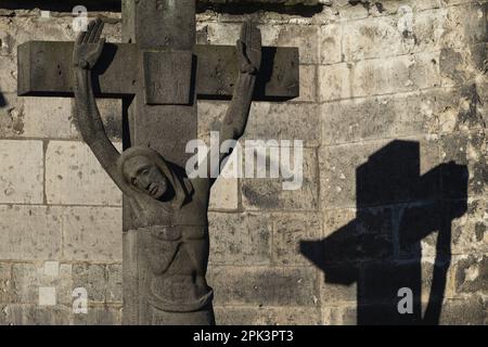 Croce di pietra con ombra, cimitero della Cattedrale vicino alla Cattedrale di Colonia, Colonia, Nord Reno-Westfalia, Germania, Europa Foto Stock