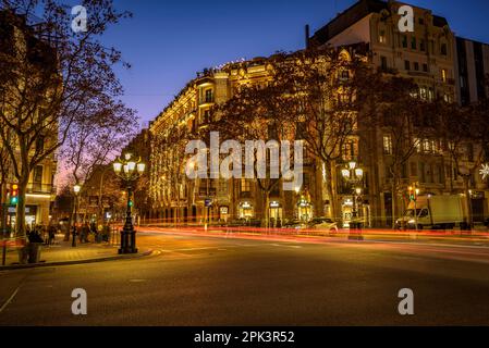 Passeig de Gracia nell'ora e nella notte blu con speciale illuminazione natalizia (Barcellona, Catalogna, Spagna) ESP: Paseo de Gracia en la Hora azul Foto Stock