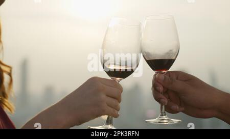 Buon vino con vista panoramica della città sul tetto Foto Stock