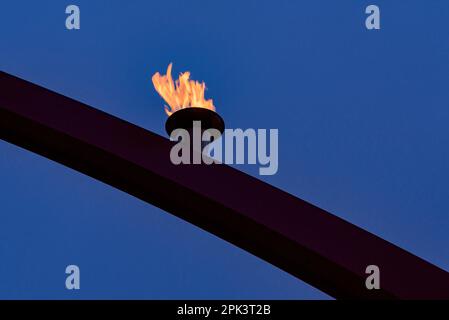 Il Fossar de les Moreres (fossa di gelso) con il cauldron con una fiamma di notte. Fu una delle scene dell'assedio di Barcellona nel 1714 (Spagna) Foto Stock