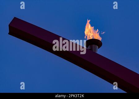 Il Fossar de les Moreres (fossa di gelso) con il cauldron con una fiamma di notte. Fu una delle scene dell'assedio di Barcellona nel 1714 (Spagna) Foto Stock