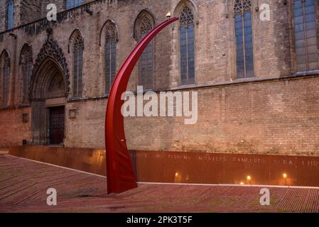 Fossar de les Moreres (fossa di gelso) con il calderone con una fiamma di notte. Fu una delle scene dell'assedio di Barcellona nel 1714 (Catalogna) Foto Stock