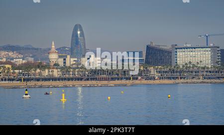 La torre Glòries (ex Agbar) vista dal mare su una barca Golondrina (Barcellona, Catalogna, Spagna) ESP: La Torre Glòries (antes Agbar) Foto Stock