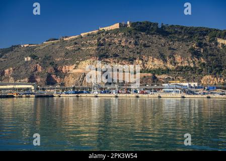 La montagna e il castello di Montjuic visto dal porto di Barcellona (Catalogna, Spagna) ESP: La montaña y el castillo de Montjuic Foto Stock