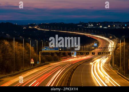 Percorsi al semaforo in serata sull'autostrada M1 vicino allo svincolo 28, Nottinghamshire, Inghilterra, Regno Unito, GB, Europa Foto Stock
