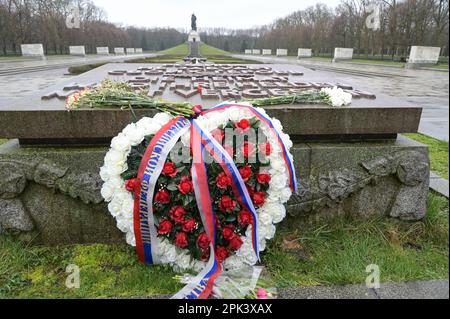 GERMANIA, ex Berlino Est, Treptow, memoriale sovietico della seconda guerra mondiale e cimitero dei soldati con 7000 tombe di soldati russi dell'Armata Rossa nel Parco Treptower, costruito nel 1946-49, corona di fiori con bandiera russa, adorazione dell'eroe da parte della Russia Foto Stock