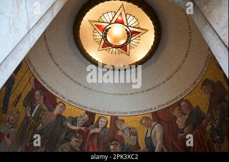 GERMANIA, ex Berlino Est, Treptow, monumento commemorativo della seconda guerra mondiale sovietica e cimitero dei soldati con 7000 tombe nel parco Treptower, costruito 1946-49, tomba sotto la grande statua del soldato, pittura murale e stella rossa comunista / GERMANIA, Berlino, Treptower Park, sowjetisches Ehrenmal und Soldatenfriedhof der Rote Armee im Zweiten Weltkrieg, Kuppel mit rotem Stern und Wandrelief Foto Stock