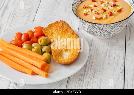 Ciotola di Tirokafuri a base di formaggio spalmata dalla Grecia Foto Stock