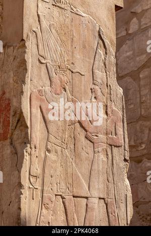 Sculture in pietra e geroglifici al Tempio di Karnak, Luxor, Egitto, Africa del Nord-Est Foto Stock