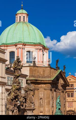 Barocco di St. Chiesa di Francesco d'Assisi con Ponte Carlo statua della Vergine Maria e re Carlo IV monumento a Praga Foto Stock