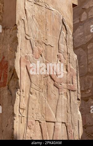 Sculture in pietra e geroglifici al Tempio di Karnak, Luxor, Egitto, Africa del Nord-Est Foto Stock