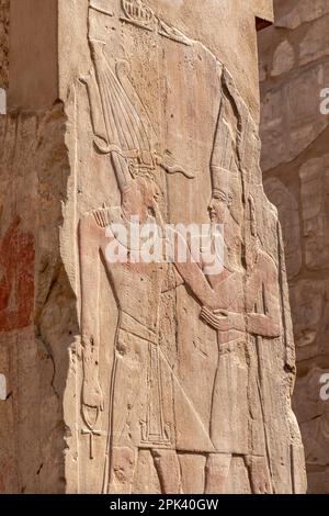 Sculture in pietra e geroglifici al Tempio di Karnak, Luxor, Egitto, Africa del Nord-Est Foto Stock