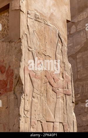 Sculture in pietra e geroglifici al Tempio di Karnak, Luxor, Egitto, Africa del Nord-Est Foto Stock