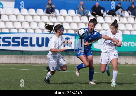 Vercelli, Italia, 5th aprile 2023. Giulia Dragoni d'Italia si botta con Stefania Stergiouli e Georgia Chalatsogianni di Grecia durante la partita del Campionato UEFA U19 allo Stadio Silvio Piola, Vercelli. L'immagine di credito dovrebbe essere: Jonathan Moskrop / Sportimage Foto Stock