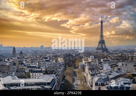 Parigi, belle facciate Haussmann e tetti in una zona di lusso della capitale, vista dall'arco trionfale, con la Torre Eiffel Foto Stock