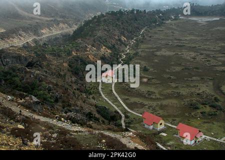 Vista dall'alto della Valle di Chopta, uno dei luoghi più panoramici naturalmente a Lachen, Sikkim settentrionale, India. E' un'attrazione turistica molto popolare. Foto Stock