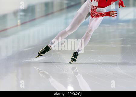 slim skaters femminile correre in gara di pattinaggio di velocità, giochi di sport invernali Foto Stock