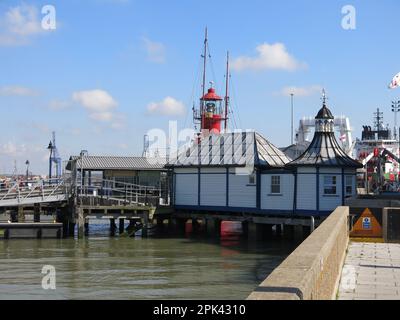 Giorno fuori ad Harwich: Il Molo ha molto da vedere con il vecchio molo di legno, il porto, le barche da pesca e i traghetti, la nave faro, il museo e la caffetteria. Foto Stock