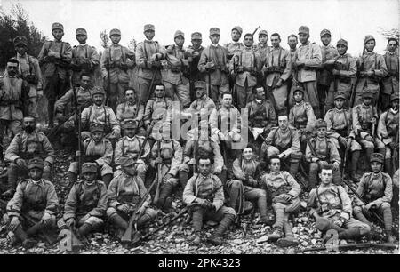 A causa delle pesanti perdite, nei primi mesi di guerra furono istitutiti corsi accelerati per le copie degli organici delle unità al fronte. Durante il corso gli allievi indossavano un copiapo privato di grado Guarnito dal caratteristico fregio a stella di colore rosso amaranto con la croce bianca. Foto Stock