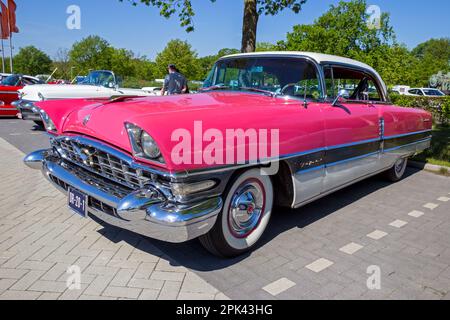 1956 Packard quattrocento auto classica sul parcheggio. Den Bosch, Paesi Bassi - 8 maggio 2016 Foto Stock