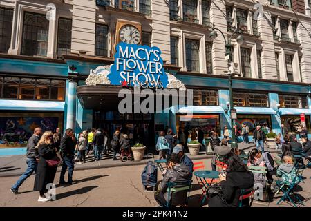 Il grande magazzino di punta di Macy a Herald Square a New York annuncia il 2023° Macy's Flower Show, il giorno di apertura di domenica 26 marzo 2023. Lo spettacolo si terrà fino al 10th aprile. (© Richard B. Levine) Foto Stock