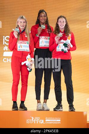 Adrianna Sulek di Polonia, Nafissatou Thiam e Noor Vidts di Belgio medaglia di presentazione per il pentathlon femminile al European Indoor Athletics CH Foto Stock