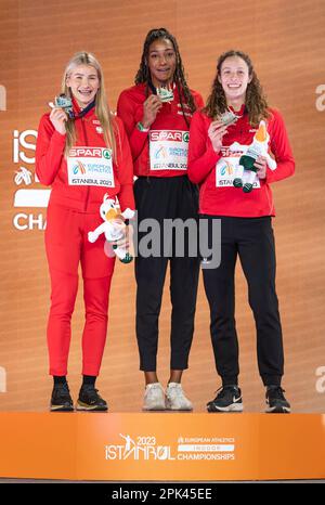 Adrianna Sulek di Polonia, Nafissatou Thiam e Noor Vidts di Belgio medaglia di presentazione per il pentathlon femminile al European Indoor Athletics CH Foto Stock