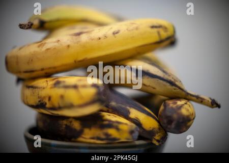 Banane mature a New York domenica 2 aprile 2023. (© Richard B. Levine) Foto Stock