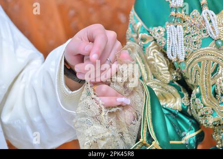 Una coppia marocchina mani Foto Stock