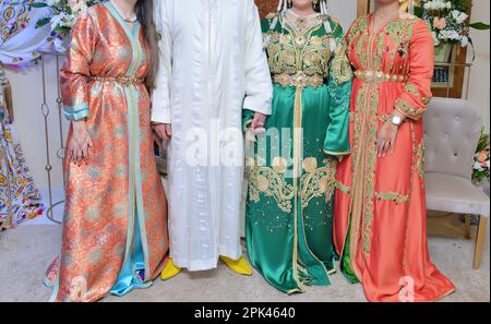Sposa marocchina e sposo. La sposa indossa il caftan marocchino e lo sposo indossa la Djellaba marocchina Foto Stock