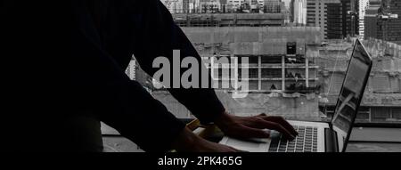 Mano del tecnico che usa il laptop, grafico che controlla la qualità della produzione del materiale Foto Stock