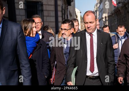 Parigi, Francia. 05th Apr, 2023. Il Segretario generale sindacale francese del CGT Sophie Binet, Segretario generale della Force ouvriere (FO) Frederic Souillot e Segretario generale della Confederazione francaise democratique du travail (CFDT) Laurent Berger hanno ricevuto un incontro tra il primo ministro francese e i rappresentanti intersindacali presso l'Hotel de Matignon a Parigi il 5 aprile, 2023, dopo che una riforma delle pensioni è stata spinta attraverso il parlamento dal governo francese senza voto, utilizzando l'articolo 49,3 della costituzione. Photo by Pierrick Villette/ABACAPRESS.COM Credit: Abaca Press/Alamy Live News Foto Stock