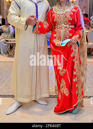 Sposa marocchina e sposo. La sposa indossa il caftan marocchino e lo sposo indossa la Djellaba marocchina Foto Stock