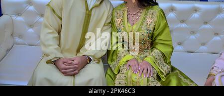 Sposa marocchina e sposo. La sposa indossa il caftan marocchino e lo sposo indossa la Djellaba marocchina Foto Stock