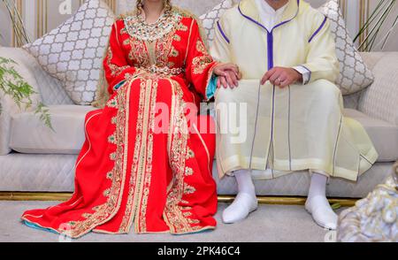 Sposa marocchina e sposo. La sposa indossa il caftan marocchino e lo sposo indossa la Djellaba marocchina Foto Stock