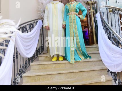 Sposa marocchina e sposo. La sposa indossa il caftan marocchino e lo sposo indossa la Djellaba marocchina Foto Stock